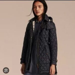 Burberry Finsbridge long quilted jacket in Navy with detachable hood and belt.